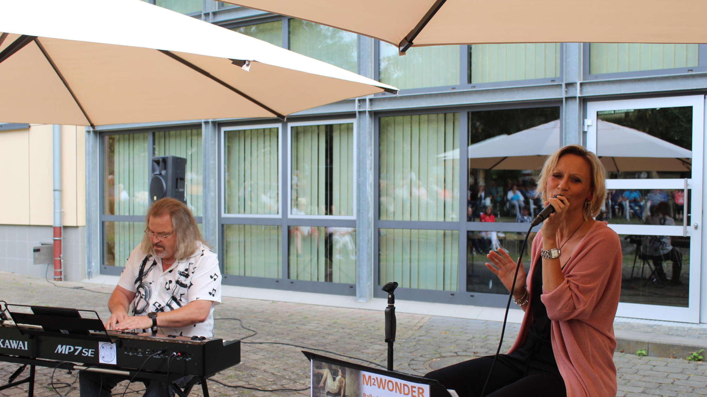 Michaela Gans als freie Traurednerin bei einer Hochzeitszeremonie im Freien