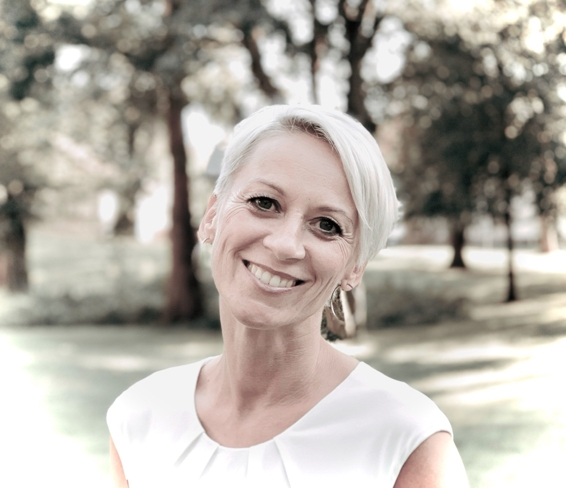 Michaela Gans als freie Traurednerin bei einer Hochzeitszeremonie im Freien