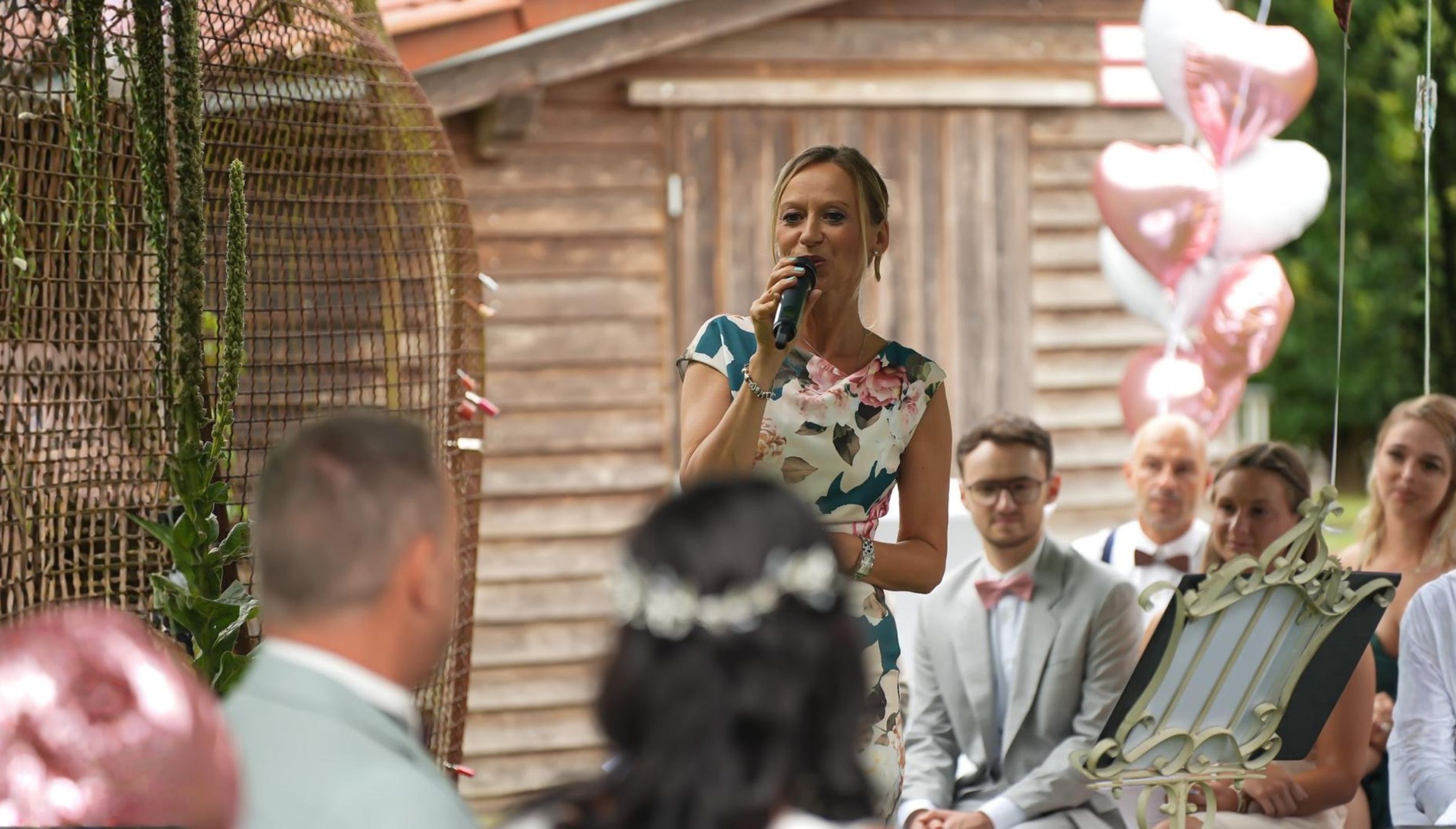 Michaela Gans als freie Traurednerin bei einer Hochzeitszeremonie im Freien