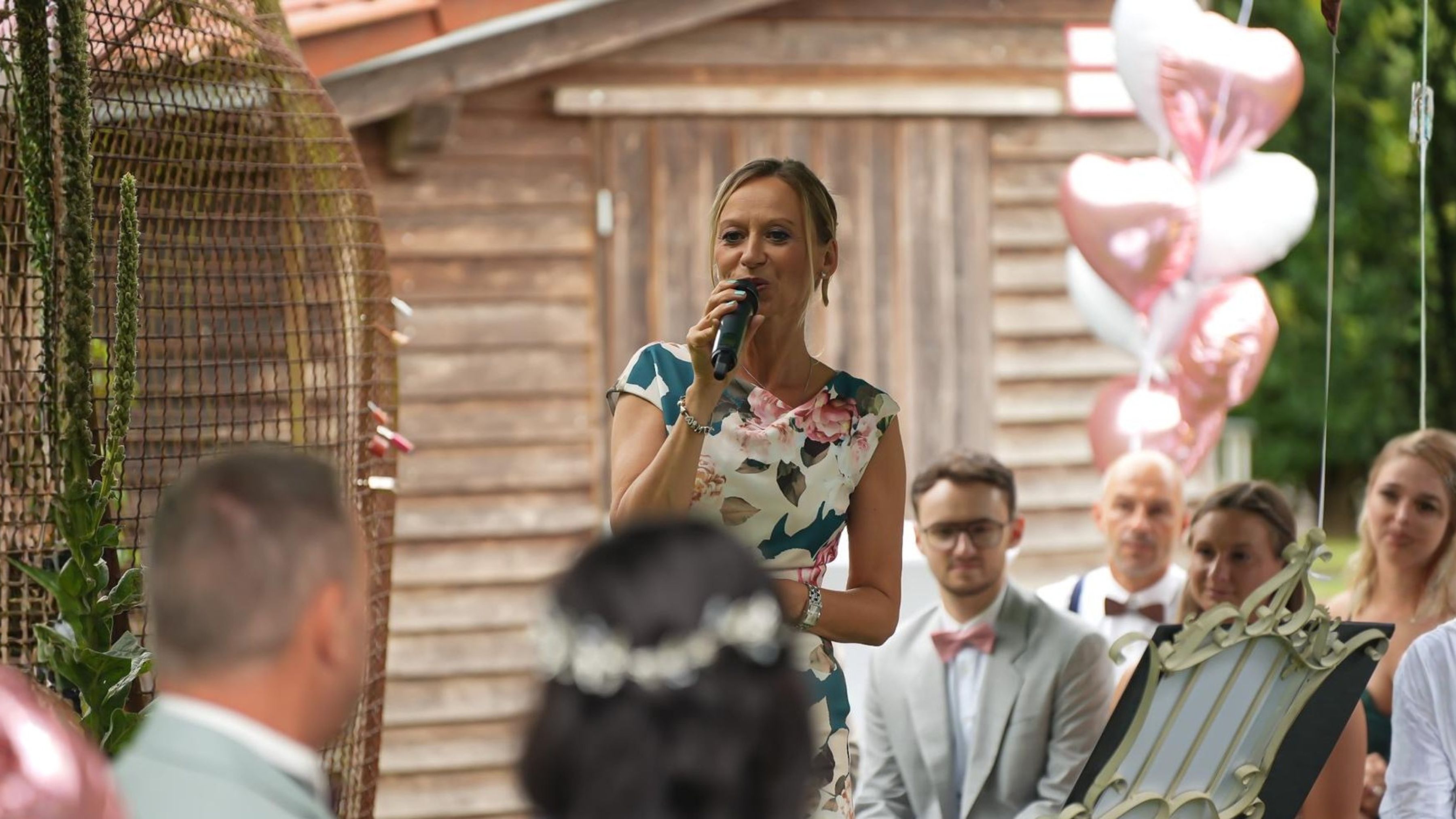 Michaela Gans als freie Traurednerin bei einer Hochzeitszeremonie