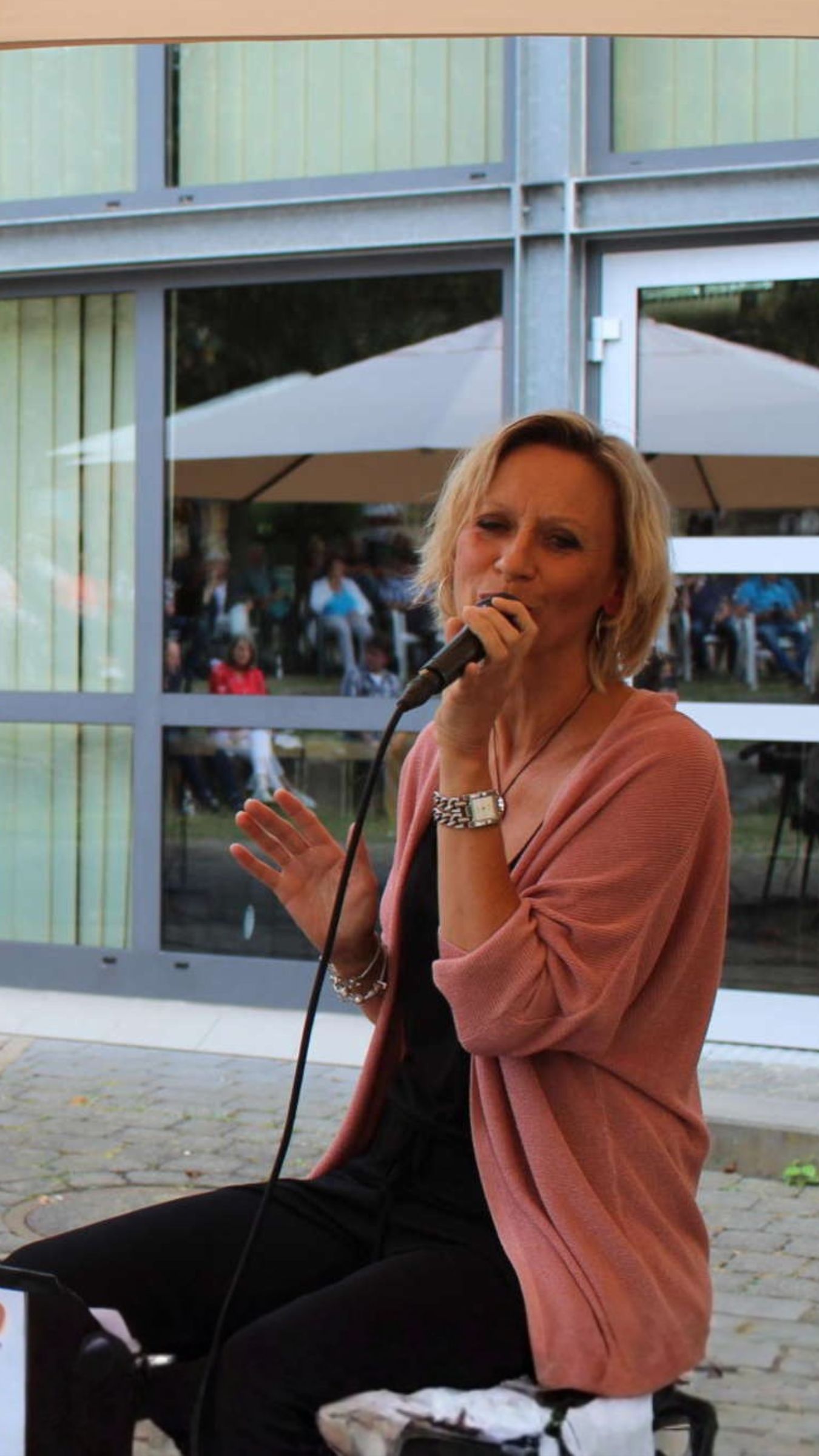 Michaela Gans als freie Traurednerin bei einer Hochzeitszeremonie