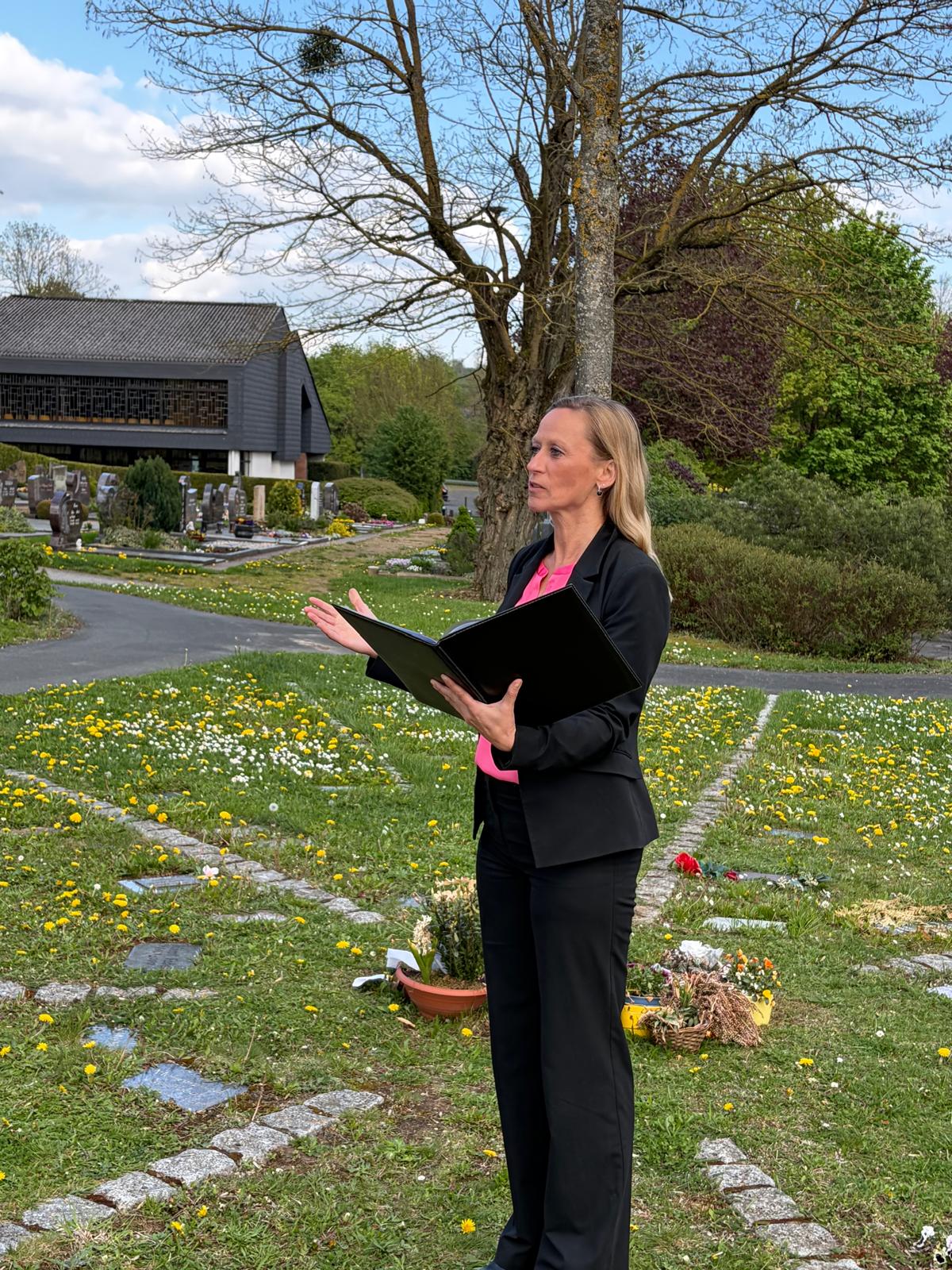 Michaela Gans – Portraitfoto der freien Traurednerin aus Großen Buseck
