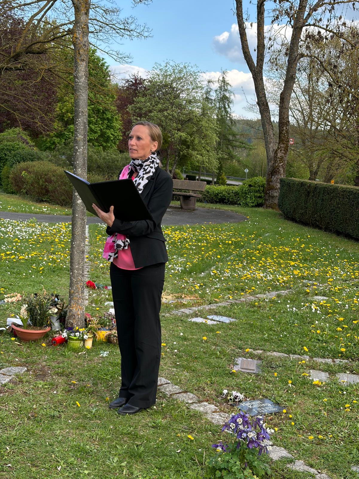 Freie Trauung im Freien – Michaela Gans spricht zu den Hochzeitsgästen