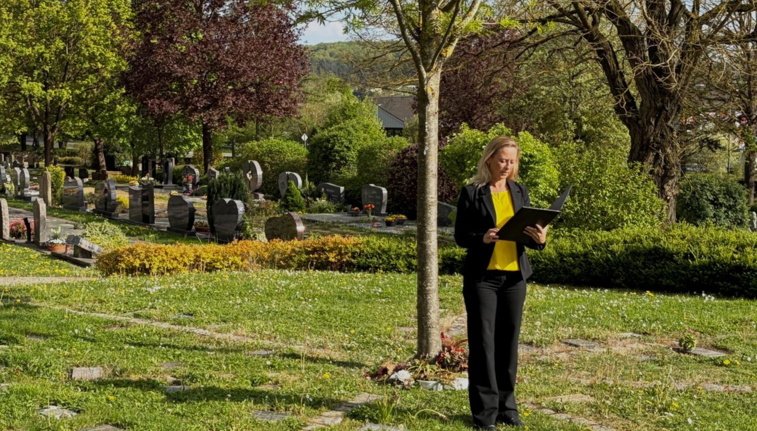 Michaela Gans als freie Traurednerin bei einer Hochzeitszeremonie im Freien