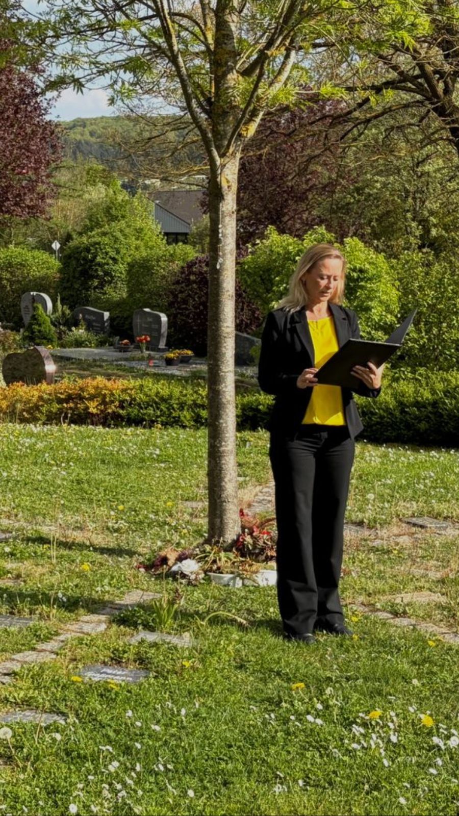 Michaela Gans als freie Traurednerin bei einer Hochzeitszeremonie